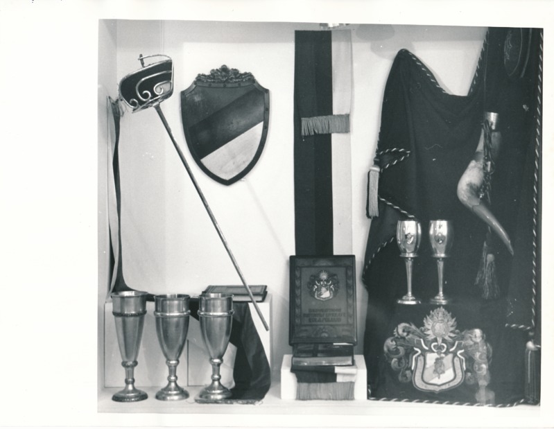 Üliõpilasorganisatsioonide näitus Tartu Linnamuuseumis 1989a. Hõbekarikad, joogisarv, rapiir, vapid jm.