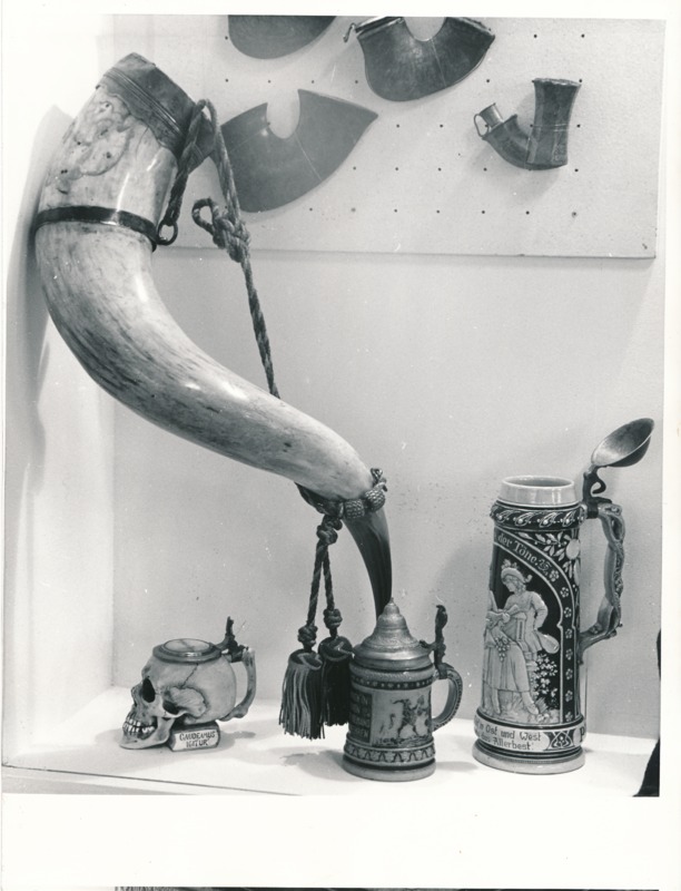 Üliõpilasorganisatsioonide näitus Tartu Linnamuuseumis 1989a. Keraamilised joogikannud, peal reljeefsed pildid.