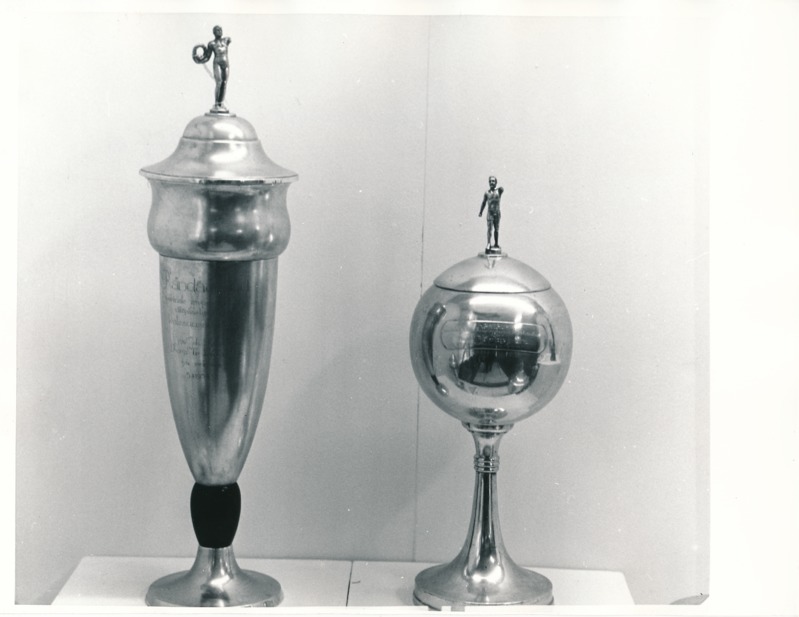 Üliõpilasorganisatsioonide näitus Tartu Linnamuuseumis 1989a. Kaks hõbedast rändkarikat, kirjad peal.