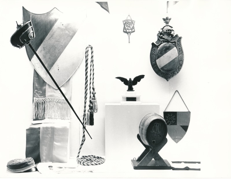 Üliõpilasorganisatsioonide näitus Tartu Linnamuuseumis 1989a. Vapid, lipunöörid, rapiir, tekkel jm.