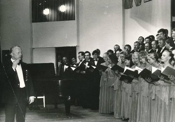 Vanemuise kontserdisaal. Kontsert "Neid laule ei laulda enam kunagi", vasakul dirigent Alo Ritsing. Tartu, 1989.