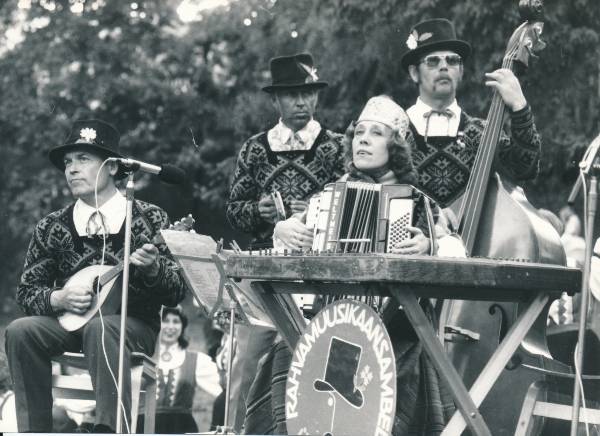 Tartu Rahvakunstipidu Toomel 1989a. Vaade külakapellile.