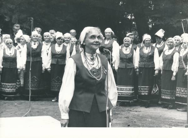 Memme-taadi laulupidu ohvrikivi juures Toomel 1989a. Segakoor tänab publikut.