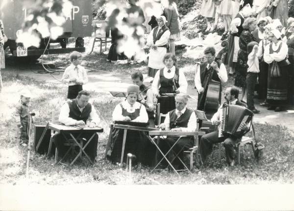 Memme-taadi laulupidu ohvrikivi juures Toomel 1989a. Mängib külakapell.