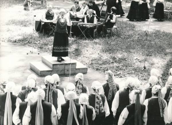 Memme-taadi laulupidu ohvrikivi juures Toomel 1989a. Laulab naiskoor, juhatab L. Ustav.