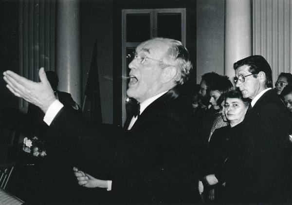 Dirigent Roman Toi juhatamas koori TÜ aulas 1989a.
