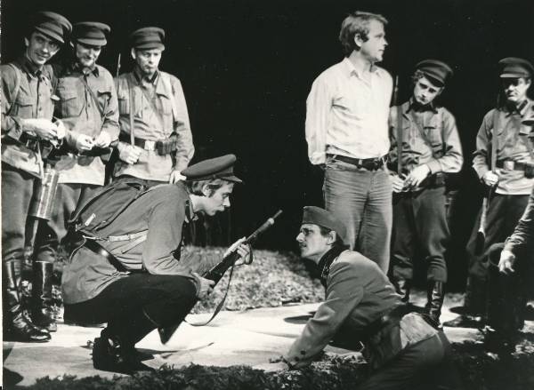 Teater Vanemuine, stseen lavastusest "Ma langesin esimesel sõjasuvel" (autor Juhan Peegel). 
Ees Aivar Tommingas (vasakul) ja Kuno Otsus, keskel seisab Evald Hermaküla. Tartu, 1979.