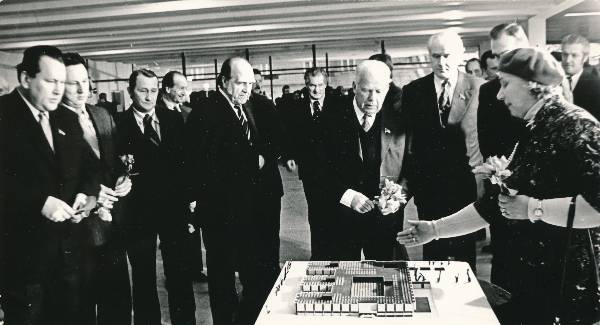 TRÜ teadusraamatukogu avamine. Ees paremalt direktor Laine Peep, Arnold Koop, Karl Vaino, Arnold Green. 30.12.1980