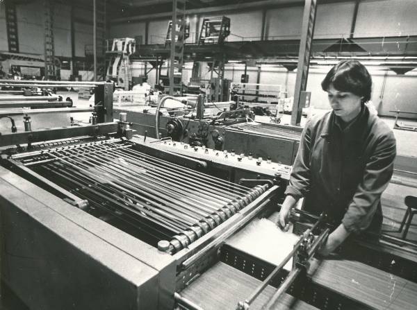 Tartu Plastmasstoodete Katsetehas, uus olme- ja tootmishoone. Töötaja kilekeevitusmasina juures. 1980