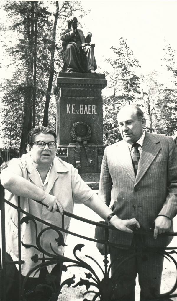 Professorid V. Mihhailov ja A. Truupõld Toomemäel  K. E.v. Baeri mälestussamba juures. Tartu, 1980.
