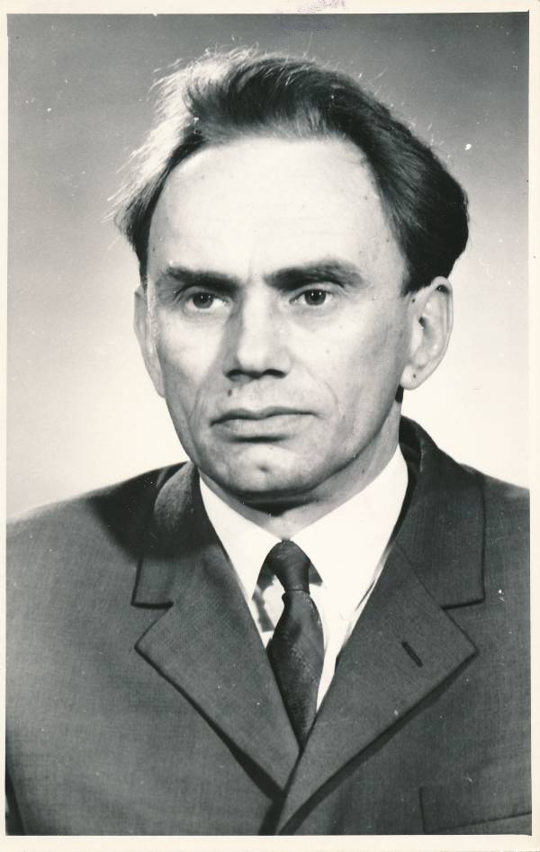 Portree. TRÜ vene kirjanduse õppejõud, dotsent, kateedrijuhataja Valeri Bezzubov. Tartu, 1979.