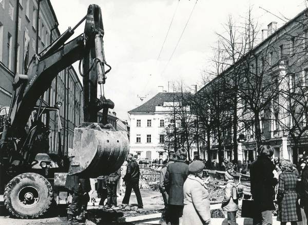Soojatrassi paigaldamine 21. Juuni (Küüni) t. Tartu, mai 1981.