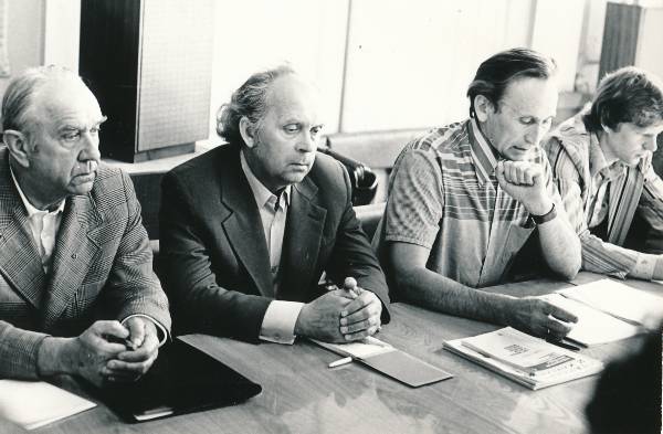 Grupifoto. Tartu Põllutöömasinatehase Võit tehnilise kontrolli osakonna juhataja, parteibüroo sekretär Erich Asumäe, NL kangelane Ivan Larin ja V.Teder (TIM) nõupidamisel. 10.1979.a.