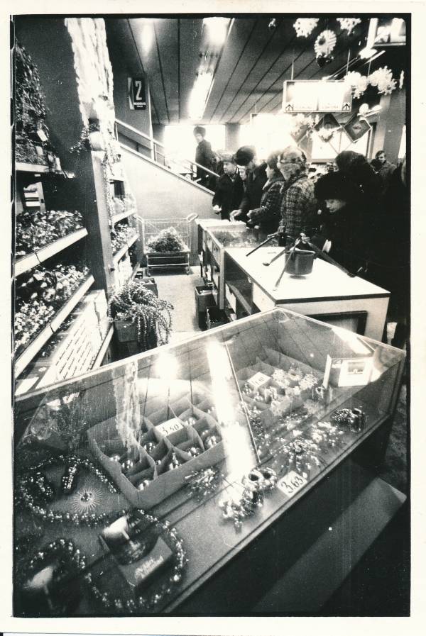 Tartu linnavaade. ETKVL-i Tartu Tarbijate Kooperatiivi Tartu kaubamaja näärilaat. 12.1981.a.