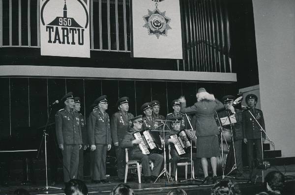 Tartu linna 950. aastapäevale pühendatud kontsert Vanemuises, esineb sõjaveteranide ansambel "Kaardiväelased". 1980