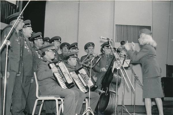 Tartu linna 950. aastapäev, kontsert Vanemuises. Esineb sõjaveteranide ansambel "Kaardiväelased". Tartu, 1980.