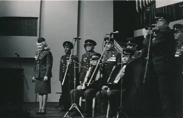 Tartu linna 950. aastapäevale pühendatud kontsert Vanemuises, esineb sõjaveteranide ansambel "Kaardiväelased". Tartu, 1980.