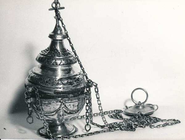 Tartu kirikutes leiduvad kultusesemed. Viirukinõu Uspenski õigeusu kirikus, Magasini tn 1. 1987.a.