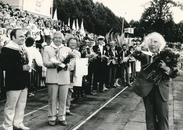 Laulupidu Tartus 1989a. Tribüünil segakooris, ees üldjuhid ja G. Ernesaks.
