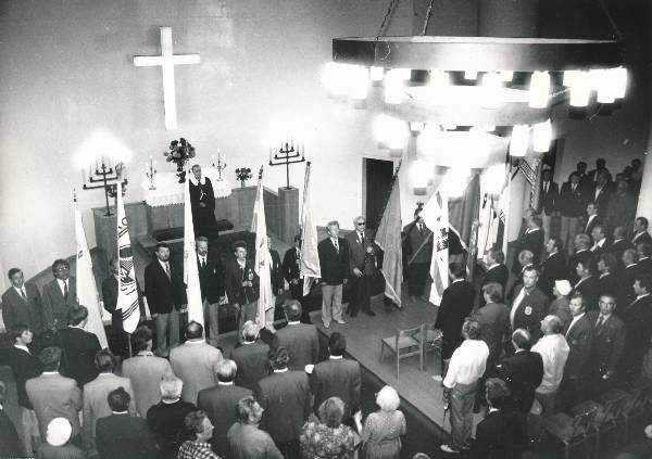 Laulupidu Tartus 1989a. Koorilippude õnnistamine kirikus.