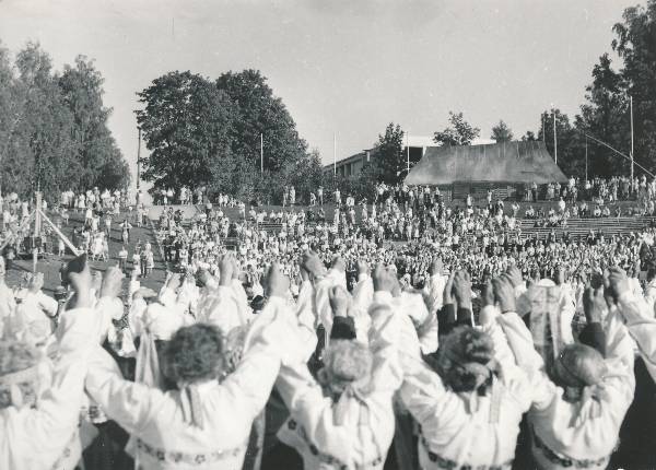 Memme-taadi laulupidu Tartus Tähtvere lauluväljakul 1988a.