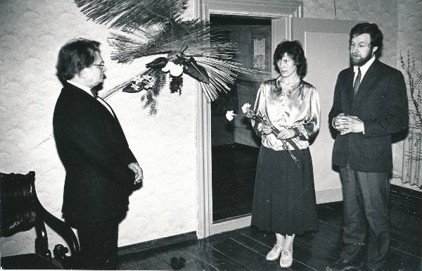 Puidurestaureerija A. Kärbo 60. juubeli tähistamine 1988a. Õnnitlevad Anu Laansalu ja Ain Ilves.