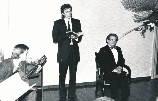 Puidurestaureerija A. Kärbo 60. juubeli tähistamine 1988a. Esinevad Aarne Laak ja Urho Meister.