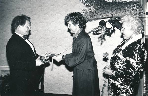 Puidurestaureerija A. Kärbo 60. juubeli tähistamine 1988a. Õnnitlevad Viiu Klement ja Virve Nagel.