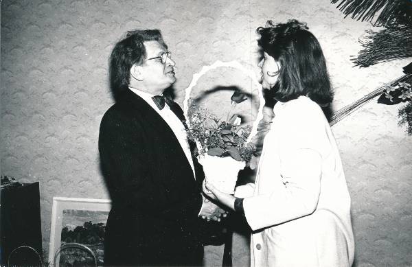 Puidurestaureerija A. Kärbo 60. juubeli tähistamine 1988a. Õnnitleb Sirje Karis.