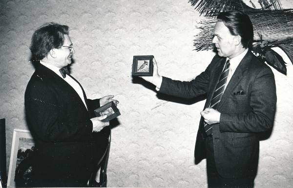 Puidurestaureerija A. Kärbo 60. juubeli tähistamine 1988a. Õnnitleb Räni Laanmaa.