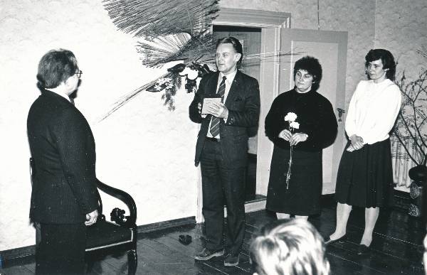 Puidurestaureerija A. Kärbo 60. juubeli tähistamine 1988a. Õnnitlevad Räni Laanmaa, Sirli Rebaste, Sigrit Vooremäe.