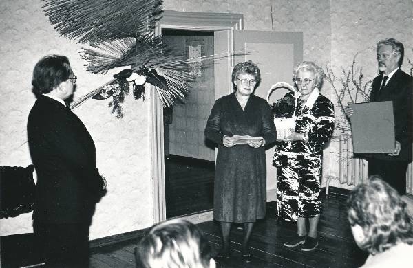 Puidurestaureerija A. Kärbo 60. juubeli tähistamine 1988a. Õnnitlevad Aime Espenberg, Virve Nagel, Andres Lääne.