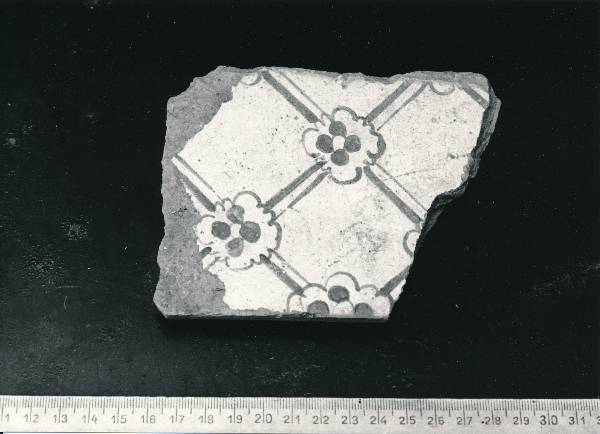 Arheoloogiline leid - savist ahjukahlid, katkised tükid.