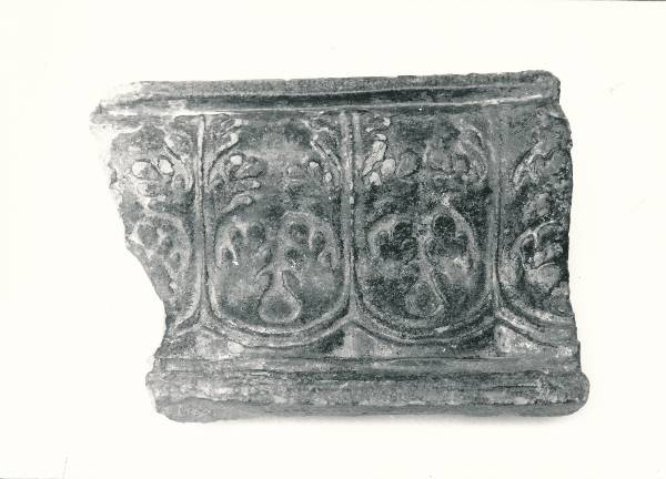 Arheoloogiline leid - savist ahjukahlid, katkised tükid.