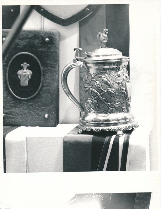 Näitus "Üliõpilasorganisatsioonide ajaloost" Tartu Linnamuuseumis 1990a. Hõbedast joogikann.