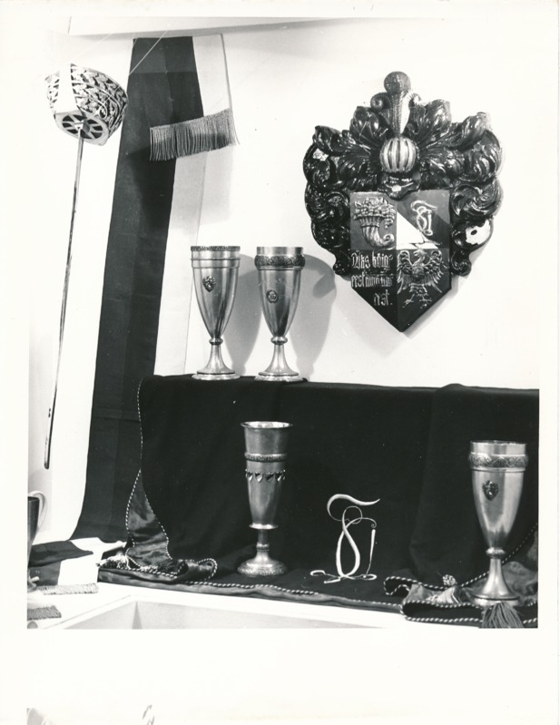 Näitus "Üliõpilasorganisatsioonide ajaloost" Tartu Linnamuuseumis 1990a. Korporatsiooni 4 hõbekarikat, rapiir, vapp.