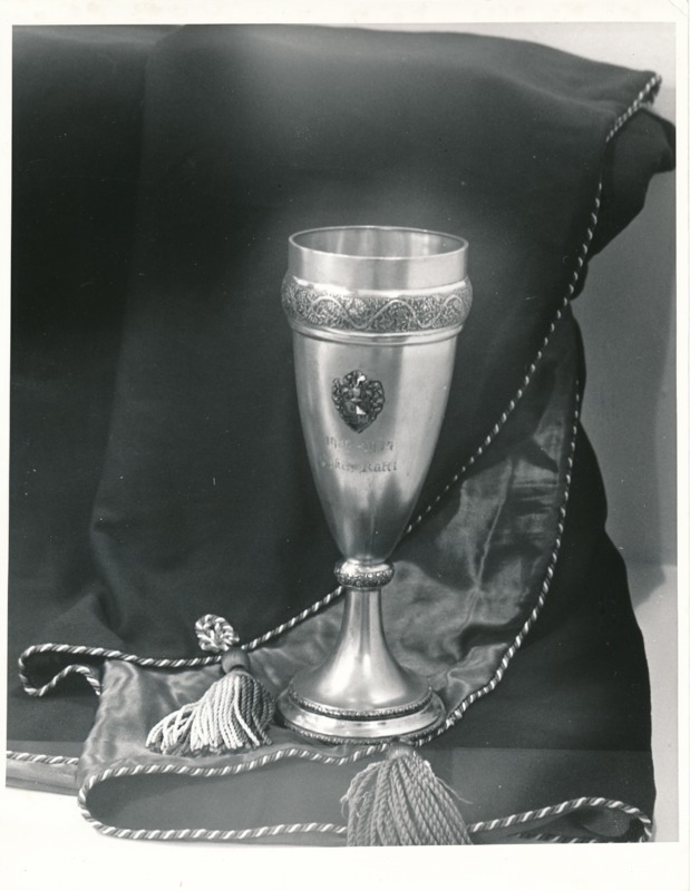 Näitus "Üliõpilasorganisatsioonide ajaloost" Tartu Linnamuuseumis 1990a. Hõbekarikas.