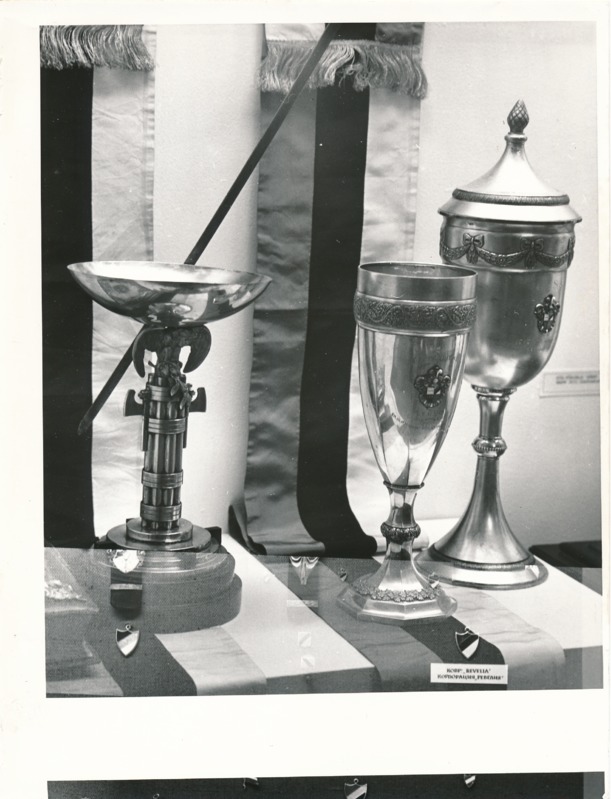 Näitus "Üliõpilasorganisatsioonide ajaloost" Tartu Linnamuuseumis 1990a. Korp. "Revelia" hõbekarikad.