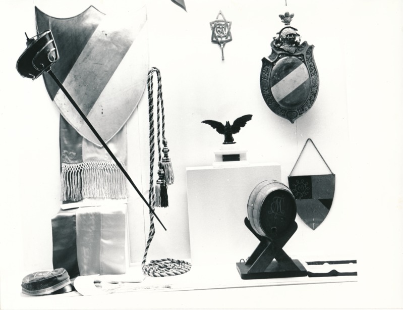Näitus "Üliõpilasorganisatsioonide ajaloost" Tartu Linnamuuseumis 1990a. Mitmesugused esemed vitriinis.