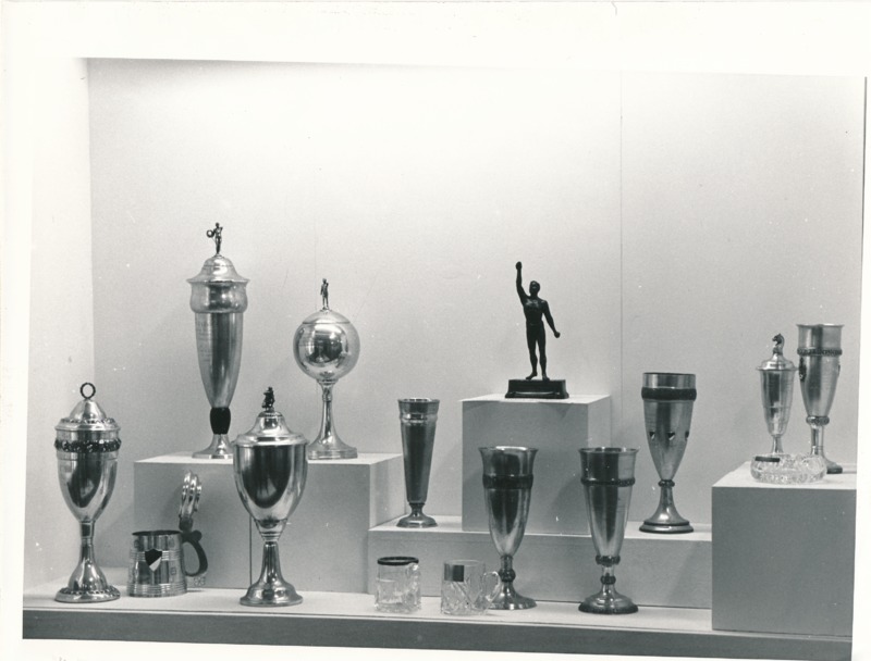 Näitus "Üliõpilasorganisatsioonide ajaloost" Tartu Linnamuuseumis 1990a. 10 karkat, joogikannud, tuhatoos, mehe kuju alusel.