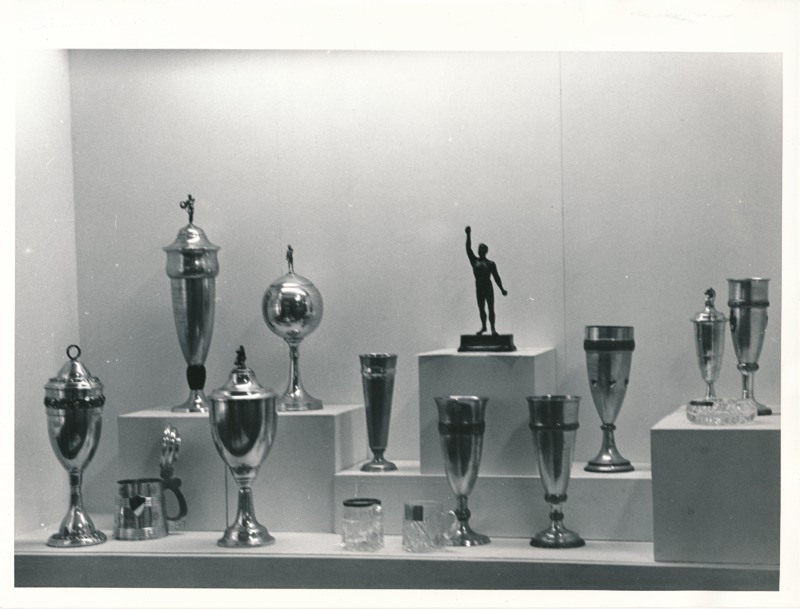 Näitus "Üliõpilasorganisatsioonide ajaloost" Tartu Linnamuuseumis 1990a. 10 karikat, joogikannud, tuhatoos, mehe kuju.