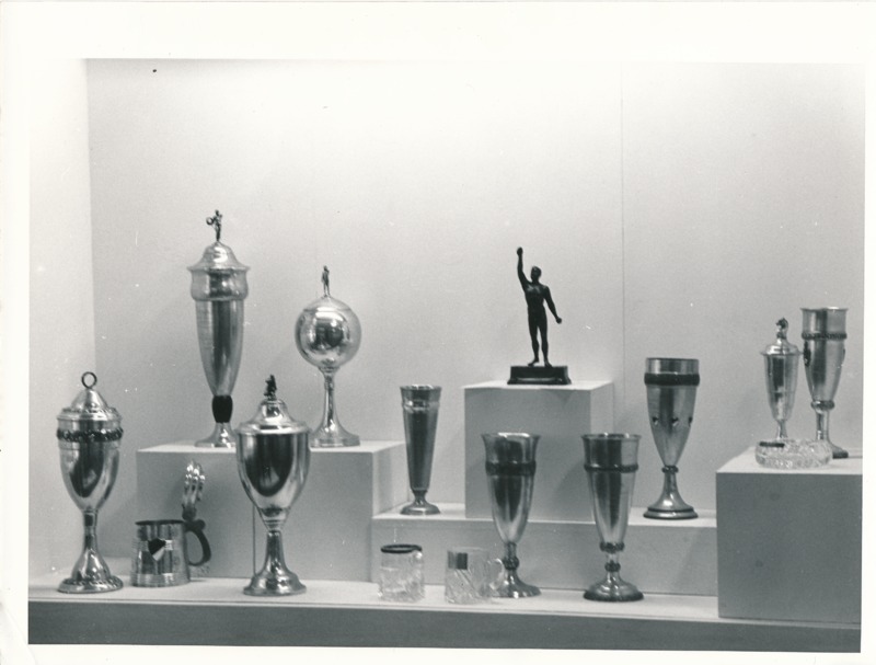 Näitus "Üliõpilasorganisatsioonide ajaloost" Tartu Linnamuuseumis 1990a. 10 karikat, joogikannud, tuhatoos, mehe kuju.