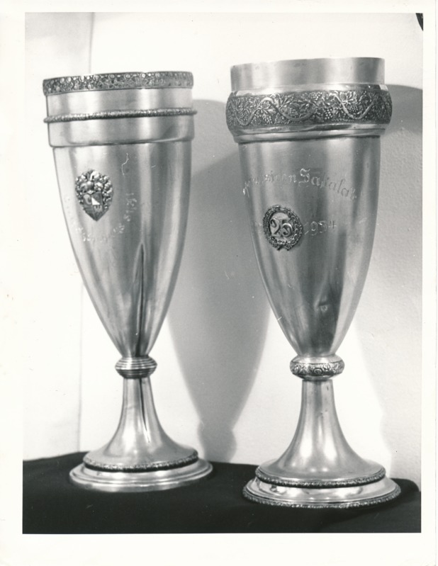 Näitus "Üliõpilasorganisatsioonide ajaloost" Tartu Linnamuuseumis 1990a. korp. "Sakala" 2 hõbekariat.