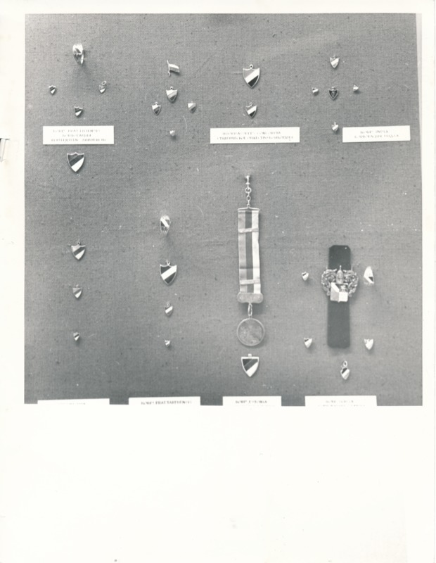 Näitus "Üliõpilasorganisatsioonide ajaloost" Tartu Linnamuuseumis 1990a. Korpide rinnamärgid.