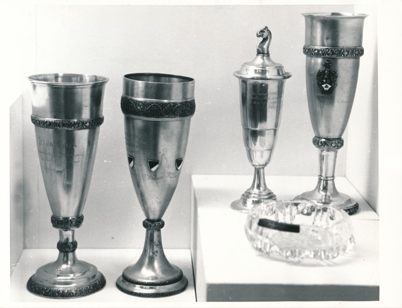 Näitus "Üliõpilasorganisatsioonide ajaloost" Tartu Linnamuuseumis 1990a. Hõbedast karikad.