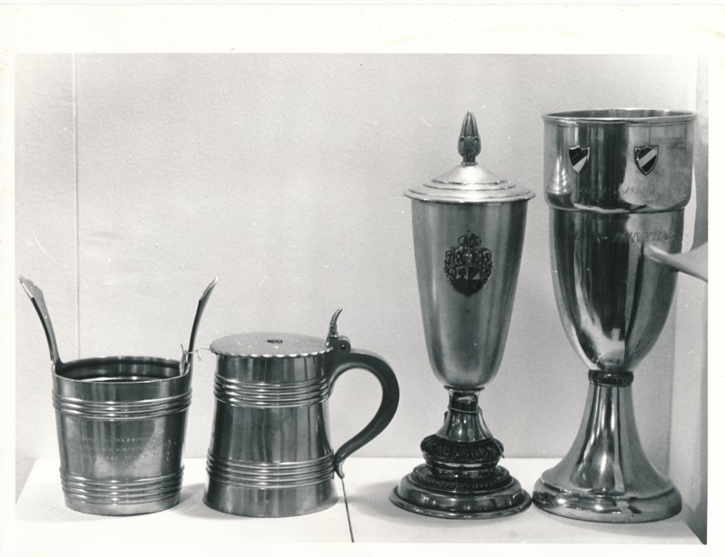 Näitus "Üliõpilasorganisatsioonide ajaloost" Tartu Linnamuuseumis 1990a. Hõbedast karikad ja joogikannud.