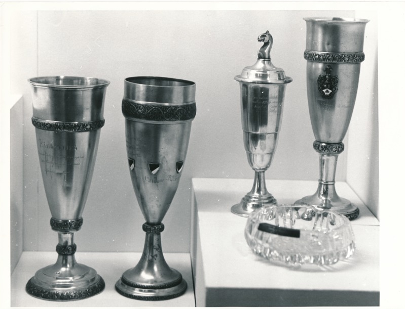 Näitus "Üliõpilasorganisatsioonide ajaloost" Tartu Linnamuuseumis 1990a. Hõbedast karikad.