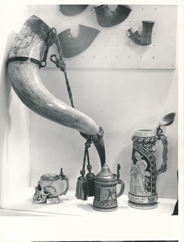 Näitus "Üliõpilasorganisatsioonide ajaloost" Tartu Linnamuuseumis 1990a. Joogisarved, joogikannud.