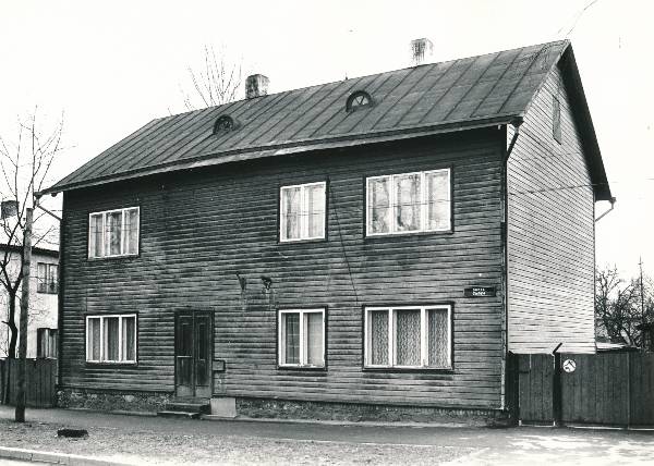 Linnavaade. Sõbra tn 7 maja Tartus 1991a.