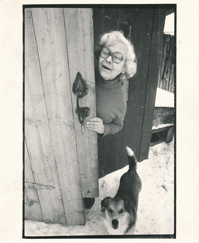 Portreefoto. Rahvatantsuõpetaja Helju Mikkel. 1985